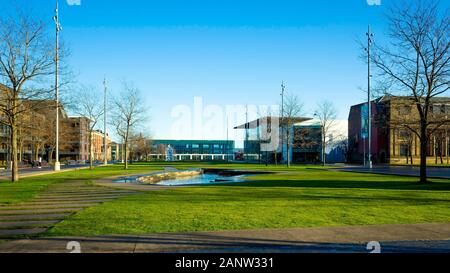 Piazza centrale Middlesbrough Cleveland North Yorkshire con il Municipio, uffici e mima la galleria d'arte, tranquilla su un inverno pieno di sole domenica pomeriggio Foto Stock