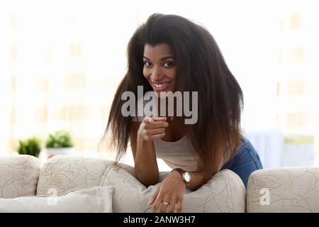 Allegro lady in posa in ambienti interni Foto Stock