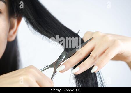 La donna il suo taglio di capelli lunghi. Foto Stock