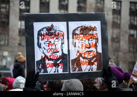 Persone azienda segni al 'Rise e ruggito' donna marzo da Lower Manhattan a Time Square. Foto Stock