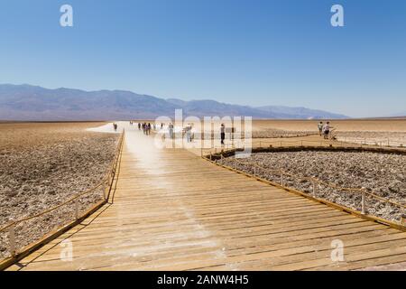 Death Valley, California, Stati Uniti d'America - 02 Giugno 2015: vista del bacino di Badwater, bacino endoreico nel Parco Nazionale della Valle della Morte, ha rilevato come il punto più basso in N Foto Stock