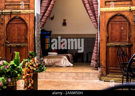 Arabo tradizionale posto per rilassarsi, soggiorno con poltrona autentica e decorazione. Il Marocco Foto Stock