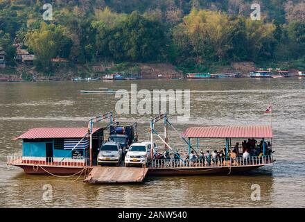 Di trasporto passeggeri e di traghetto del fiume Mekong, Luang Prabang, Laos, sud-est asiatico Foto Stock