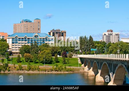 Università ponte che attraversa il Sud del Fiume Saskatchewan e moderni edifici a Saskatoon, Saskatchewan, Canada Foto Stock
