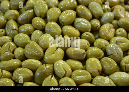 Olive verdi marocchine esposte per la vendita - un classico punto di riferimento dei mercati in tutto il Marocco, Nord Africa. Foto Stock