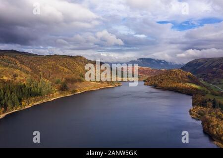 Bella antenna fuco immagine orizzontale del glorioso autunno cadono su sun Thirlmere nel Lake District Foto Stock