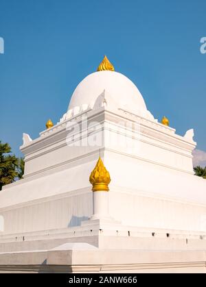 Stupido di anguria bianca che contrasta con il cielo blu, Wat Wisunarat, Luang Prabang, Laos, Sud-est asiatico Foto Stock