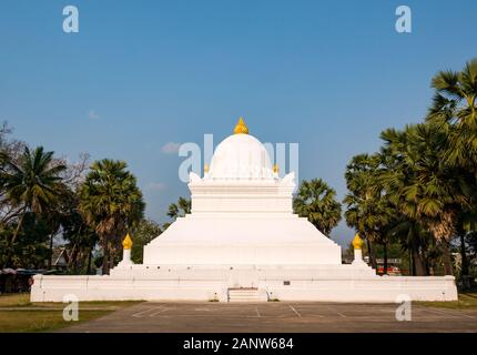 Stupido di anguria bianca che contrasta con il cielo blu, Wat Wisunarat, Luang Prabang, Laos, Sud-est asiatico Foto Stock