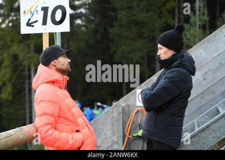 Titisee Neustadt, Germania. Xix gen, 2020. Sci nordico/ski jumping: Coppa del mondo di salto con gli sci, grandi hill, gli uomini: l'ex tedesco ponticello sci Sven Hannawald (l) parla al suo ex compagno di squadra Martin Schmitt. Credito: Patrick Seeger/dpa/Alamy Live News Foto Stock