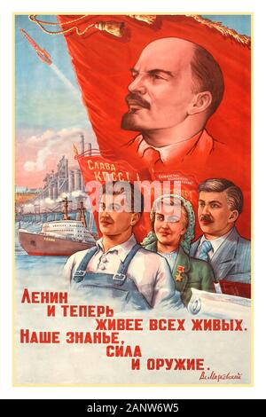 Manifesto di propaganda sovietica dell'epoca degli anni '60: 'Lenin, ora più che vivo, La nostra conoscenza, Forza e Armi'. Immagine che mostra un operaio di fabbrica, una donna e un operaio di ufficio che si trova davanti ad una bandiera rossa con il ritratto di Lenin su di essa, mentre una grande nave e fabbriche sono raffigurati sullo sfondo con un razzo che lancia attraverso il cielo. Nazione: Russia, anno di stampa: 1960, progettista: Zaslavsky, Foto Stock