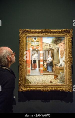 Visitatori presso l esposizione del pittore Pieter De Hooch di Delft Foto Stock