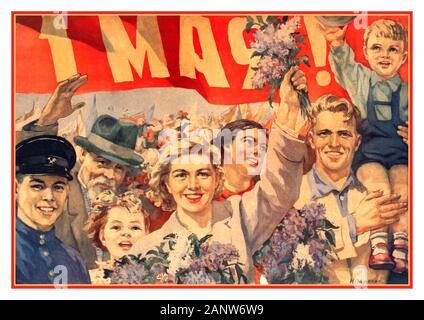 Maggio 1st Vintage 1950 manifesto di propaganda russa sovietica per celebrare le manifestazioni comuniste del maggio 1st in URSS. Disegno d'arte di N. Vatolina che mostra una folla di manifestanti sorridenti, comprese le famiglie con bambini, che marciano sotto un banner rosso di maggio 1st. Il 1° maggio è una festa in molti paesi del mondo ed è conosciuto come Festa del lavoro e della primavera in URSS Russia Foto Stock