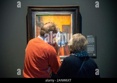 Visitatori presso l esposizione del pittore Pieter De Hooch di Delft Foto Stock