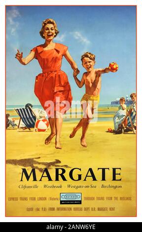 MARGATE REGNO UNITO Vintage anni cinquanta travel poster per la città balneare di Margate nel Kent sulla costa sud est dell' Inghilterra con illustrazione di un felice madre e figlio saltando con gioia sulla spiaggia sabbiosa Sud della British Railways logo qui sotto la promozione di treni da Londra & Midlands a : Margate, Cliftonville, Westbrook, Westgate-on-Sea Birchington, Regno Unito Foto Stock