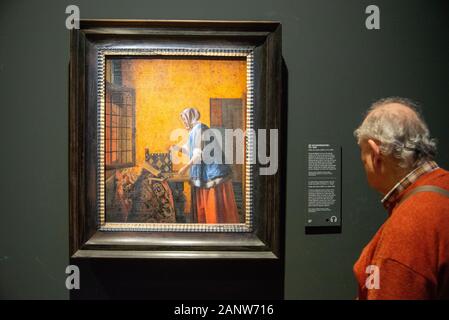 Visitatori presso l esposizione del pittore Pieter De Hooch di Delft Foto Stock