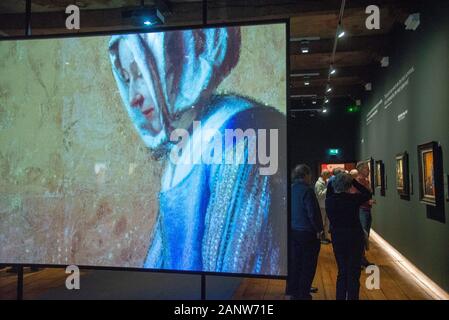 Visitatori presso l esposizione del pittore Pieter De Hooch di Delft Foto Stock