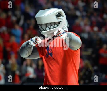 Oxford, MS, STATI UNITI D'AMERICA. 18 gennaio, 2020. Ole Miss mascotte, Tony il Landshark, durante il NCAA pallacanestro tra la LSU Tigri e l' Ole Miss ribelli presso il padiglione a Oxford, MS. Kevin Langley/Sports South Media/CSM/Alamy Live News Foto Stock