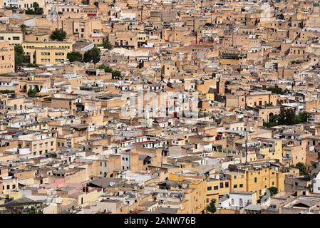 Vista aerea del borgo medievale di Fès, la più antica del Marocco città imperiali, Nord Africa. Foto Stock