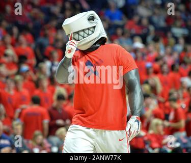 Oxford, MS, STATI UNITI D'AMERICA. 18 gennaio, 2020. Ole Miss mascotte, Tony il Landshark, durante il NCAA pallacanestro tra la LSU Tigri e l' Ole Miss ribelli presso il padiglione a Oxford, MS. Kevin Langley/Sports South Media/CSM/Alamy Live News Foto Stock