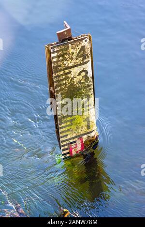Fiume marcatore di profondità che mostra un livello di acqua alta Foto Stock
