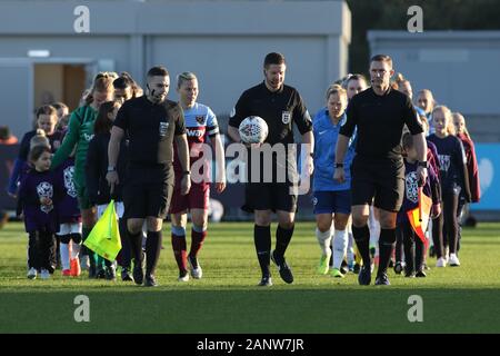 Romford, Regno Unito. 19 gen 2020. Le squadre a piedi prima di kick off durante la Barclaycard FA DONNA Super League match tra il West Ham United e Brighton e Hove Albion al Rush Green Stadium, Romford, Londra domenica 19 gennaio 2020. (Credit: Jacques Feeney | MI News) Credito: MI News & Sport /Alamy Live News Foto Stock