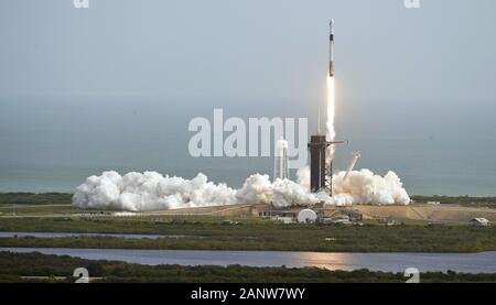 Il Centro Spaziale Kennedy, STATI UNITI D'AMERICA. Xix gen, 2020. Un SpaceX Falcon 9 rocket aumenta l'equipaggio Dragon navicella spaziale della NASA su un lancio di prova di interruzione a 10:30 AM da complesso 39a al Kennedy Space Center, Florida, domenica 19 gennaio, 2020. SpaceX condotto il test come una misura definitiva per garantire la sicurezza per le future missioni con equipaggio alla Stazione spaziale internazionale. Foto di Joe Marino-Bill Cantrell/UPI Credito: UPI/Alamy Live News Foto Stock