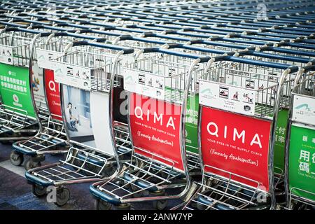 Hong Kong: grande pila di bagagli carrelli trolley all'Aeroporto Internazionale di Hong Kong Foto Stock