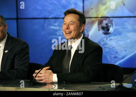 Il Centro Spaziale Kennedy, STATI UNITI D'AMERICA. Xix gen, 2020. SpaceX CEO Elon Musk partecipa a una conferenza stampa in seguito al lancio di interrompere il test presso il Kennedy Space Center, Florida, domenica 19 gennaio, 2020. SpaceX condotto il test come una misura definitiva per garantire la sicurezza per le future missioni con equipaggio alla Stazione spaziale internazionale. Foto di Joe Marino-Bill Cantrell/UPI Credito: UPI/Alamy Live News Foto Stock