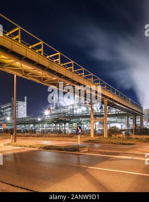 Scena notturna illuminata con produzione petrolchimica impianti e pipeline cavalcavia, Anversa, Belgio. Foto Stock