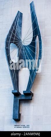 Winged Figure 1963 scultura di Barbara Hepworth nel grande magazzino John Lewis di Oxford Street nel centro di Londra Foto Stock