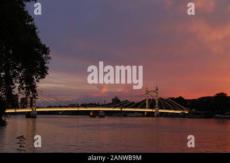 Albert Bridge, Londra,UK. Vista di Albert ponte al tramonto di sera con le luci sul ponte a. Foto Stock