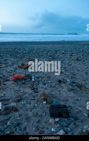 Rifiuti di plastica in mezzo a un paesaggio costiero sulla costa settentrionale della Cornovaglia Inghilterra UK Foto Stock