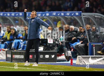 Il calcio Berlin-Munich , Berlino, Jan 19, 2020. headcoach Hansi FLICK (FCB), team manager, pullman, celebra 0-4 obiettivo, felice, ridere, celebrazione, Jürgen KLINSMANN, Hertha headcoach, team manager, sfondo Hertha BSC BERLIN - FC Bayern Munich - DFL REGOLAMENTI VIETANO QUALSIASI USO DI FOTOGRAFIE come sequenze di immagini e/o quasi-VIDEO - 1.della Lega calcio tedesca , Berlino, 19 gennaio 2020. Stagione 2019/2020, giornata 18, © Peter Schatz / Alamy Live News Foto Stock