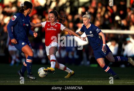 Dell'Arsenal Walti Lia (sinistra) e del Chelsea Betania Inghilterra battaglia per la sfera durante la donna Super League a Prato Park, Borehamwood. Foto Stock