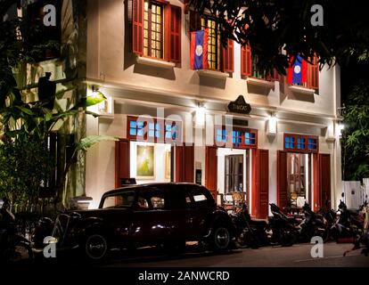 Vintage luxury auto Citroen, 3 Nagas Hotel, Sakkaline Strada notturna, Luang Prabang, Laos, sud-est asiatico Foto Stock