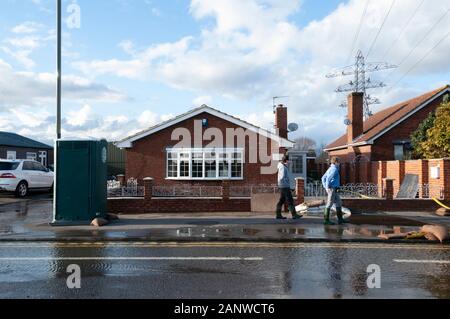 CHERTSEY, Regno Unito - 20 Feb 2014 - Inondazioni dopo il fiume Tamigi burst si tratta di banche in alto raggiunge a Chertsey Surrey in Inghilterra REGNO UNITO Foto Stock