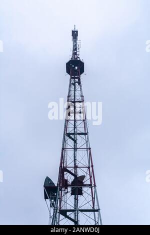 La torre della TV su uno sfondo di cielo nuvoloso. Stock Photo TV Tower. Foto Stock