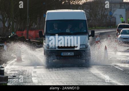 CHERTSEY, Regno Unito - 20 Feb 2014 - Inondazioni dopo il fiume Tamigi burst si tratta di banche in alto raggiunge vicino a Chertsey Surrey in Inghilterra REGNO UNITO Foto Stock