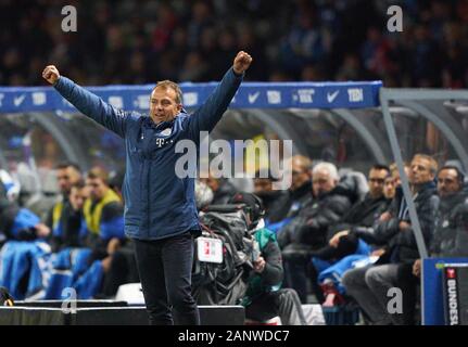 Il calcio Berlin-Munich , Berlino, Jan 19, 2020. headcoach Hansi FLICK (FCB), team manager, pullman, celebra 0-4 obiettivo, felice, ridere, celebrazione, Jürgen KLINSMANN, Hertha headcoach, team manager, sfondo Hertha BSC BERLIN - FC Bayern Munich - DFL REGOLAMENTI VIETANO QUALSIASI USO DI FOTOGRAFIE come sequenze di immagini e/o quasi-VIDEO - 1.della Lega calcio tedesca , Berlino, 19 gennaio 2020. Stagione 2019/2020, giornata 18, © Peter Schatz / Alamy Live News Foto Stock