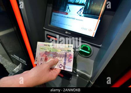 Doha, Qatar - Nov 17. 2019. Qatar si riallena sullo sfondo di ATM di HSBC Bank Foto Stock