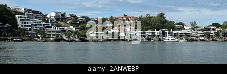 Un panorama e la vista sul fiume Brisbane di Hawthorne dalla New Farm Reach, i terreni del centro artistico e Performance di Powerhouse Foto Stock