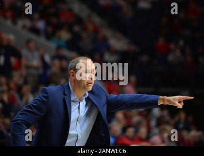 Oxford, MS, STATI UNITI D'AMERICA. 18 gennaio, 2020. La LSU Assistant Coach Bill Armstrong, durante il NCAA pallacanestro tra la LSU Tigri e l' Ole Miss ribelli presso il padiglione a Oxford, MS. Kevin Langley/Sports South Media/CSM/Alamy Live News Foto Stock