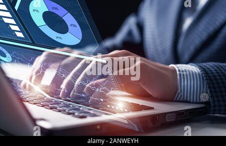 Imprenditore lavora con i dati finanziari Foto Stock