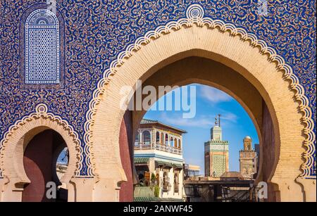 Bab Bou Jeloud gate (la porta blu) situato a Fes, Marocco Foto Stock