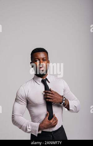 Felice fiducioso giovane africano american business sorridente maschio con fiducia, executive elegante azienda leader. Ritratto di un imprenditore che indossa Foto Stock