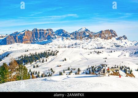 Elicottero sul circuito Sella Ronda attorno al gruppo Sella nel Nord Italia, Trentino / Alto Adige / Belluno, Italia - vista dall'alto Campolongo P. Foto Stock
