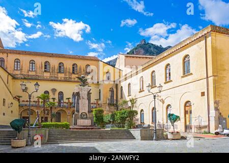 Amalfi, Costiera Amalfitana, Italia, piccola piazza urbana Foto Stock