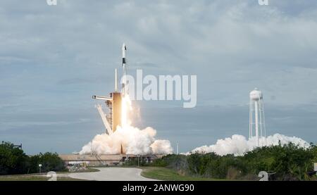 Il Centro Spaziale Kennedy, Stati Uniti. Xix gen, 2020. Un SpaceX Falcon 9 rocket aumenta l'equipaggio Dragon navicella spaziale della NASA su un lancio di prova di interruzione a 10:30 AM da complesso 39a al Kennedy Space Center, Florida, domenica 19 gennaio, 2020. SpaceX condotto il test come una misura definitiva per garantire la sicurezza per le future missioni con equipaggio per la Stazione Spaziale Internazionale.Foto di Joe Marino-Bill Cantrell/UPI Credito: UPI/Alamy Live News Foto Stock