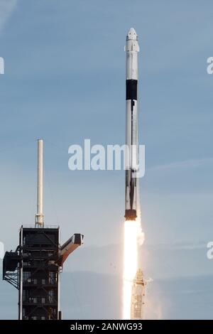 Il Centro Spaziale Kennedy, Stati Uniti. Xix gen, 2020. Un SpaceX Falcon 9 rocket aumenta l'equipaggio Dragon navicella spaziale della NASA su un lancio di prova di interruzione a 10:30 AM da complesso 39a al Kennedy Space Center, Florida, domenica 19 gennaio, 2020. SpaceX condotto il test come una misura definitiva per garantire la sicurezza per le future missioni con equipaggio per la Stazione Spaziale Internazionale.Foto di Joe Marino-Bill Cantrell/UPI Credito: UPI/Alamy Live News Foto Stock