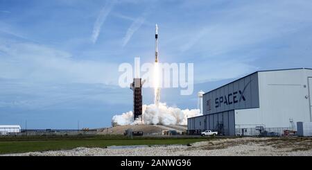 Il Centro Spaziale Kennedy, Stati Uniti. Xix gen, 2020. Un SpaceX Falcon 9 rocket aumenta l'equipaggio Dragon navicella spaziale della NASA su un lancio di prova di interruzione a 10:30 AM da complesso 39a al Kennedy Space Center, Florida, domenica 19 gennaio, 2020. SpaceX condotto il test come una misura definitiva per garantire la sicurezza per le future missioni con equipaggio per la Stazione Spaziale Internazionale.Foto di Joe Marino-Bill Cantrell/UPI Credito: UPI/Alamy Live News Foto Stock